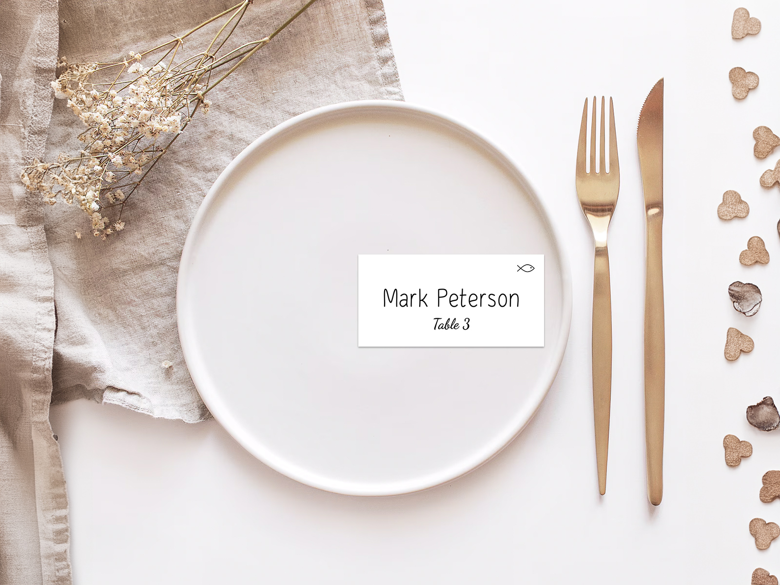 Создайте тёплую и гостеприимную атмосферу за столом с помощью этих минималистичных карточек для рассадки, дополненных современными золотыми приборами и природными деталями. Идеальны для свадеб и камерных встреч: персональные карточки добавляют заботливый штрих, помогают гостям почувствовать себя особенными и при этом гармонично вписываются в утончённый декор.