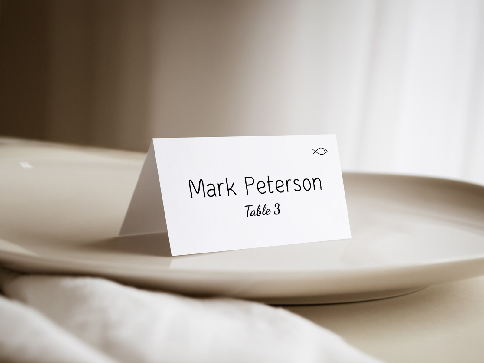 Сделайте ваше мероприятие ещё организованнее и стильнее с этими лаконичными карточками для рассадки, на которых указаны имена гостей и номера столов. Прекрасный вариант для свадеб и формальных встреч: такие карточки придают сервировке элегантный вид и помогают создать продуманный, запоминающийся опыт для каждого гостя.