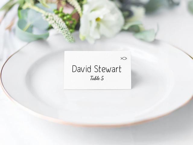 Add a touch of personalization to your event with these elegant place cards. Set atop a stylish plate, each card clearly displays the guest’s name and table number, ensuring a smooth seating process. Perfect for weddings, banquets, or formal dinners, these cards blend sophistication with simplicity, enhancing your table settings beautifully.