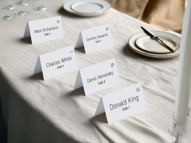 Beeindrucken Sie Ihre Gäste mit diesen personalisierten Tischkarten, die Ihrer Veranstaltung Eleganz und Organisation verleihen. Mit klaren Namensanzeigen und Tischnummern weisen diese Karten den Gästen den Weg zu ihren Plätzen und werten gleichzeitig Ihre Tischdekoration auf. Sie eignen sich ideal für Hochzeiten, formelle Abendessen oder Firmenveranstaltungen und verleihen jedem Ambiente einen Hauch von Raffinesse.