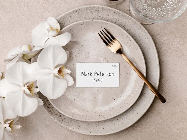 Kreieren Sie eine atemberaubende Tischdekoration mit diesen eleganten Tischkarten, die durch Naturtöne, goldenes Besteck und zarte Orchideen wunderbar ergänzt werden. Diese personalisierten Karten sind ideal für Hochzeiten oder luxuriöse Veranstaltungen. Sie sorgen dafür, dass sich die Gäste willkommen fühlen und Ihre Dekoration mit Raffinesse erstrahlt.