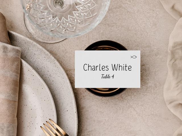 Verleihen Sie Ihrer Tischdekoration einen raffinierten Touch mit diesen personalisierten Tischkarten, die perfekt zu Erdtönen und eleganten Gläsern passen. Diese Karten sind ideal für Hochzeiten oder formelle Anlässe und sorgen für einen reibungslosen Ablauf bei den Gästen, während sie Ihr Dekor mit dezenter Raffinesse aufwerten.