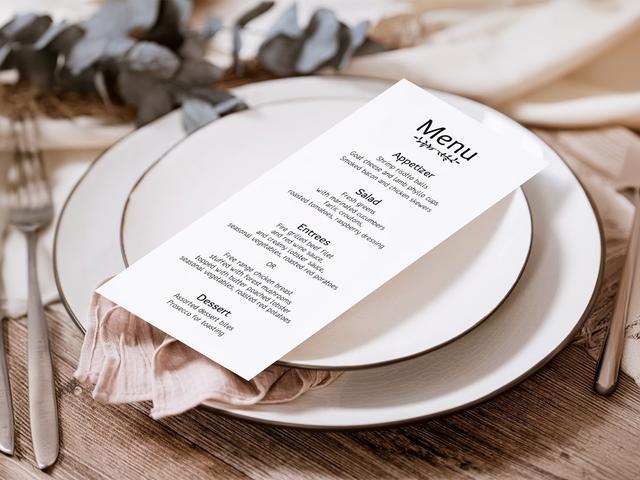 Impressionnez vos invités avec ce menu au design élégant, parfaitement placé sur une table rustique mais raffinée. Idéal pour les mariages et les événements spéciaux, il présente une délicieuse sélection de plats tout en complétant l'ambiance naturelle et sophistiquée de votre célébration.