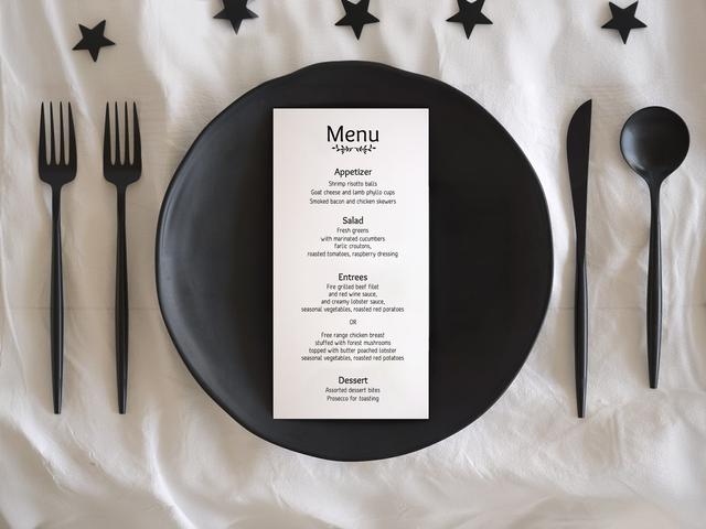 Faites preuve d'audace avec ce menu moderne et épuré, parfaitement assorti à un décor de table noir mat. Idéal pour les mariages ou les événements haut de gamme, le design contemporain ajoute une touche d'élégance et de sophistication, garantissant à vos invités une expérience gastronomique mémorable.