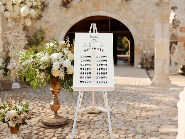 Realce el día de su boda con este elegante panel de asientos para ceremonias al aire libre. Ubicado entre exuberantes flores y un pintoresco telón de fondo, garantiza que sus invitados sean guiados sin esfuerzo a sus asientos, al tiempo que añade un toque de sofisticación a la decoración de su evento.