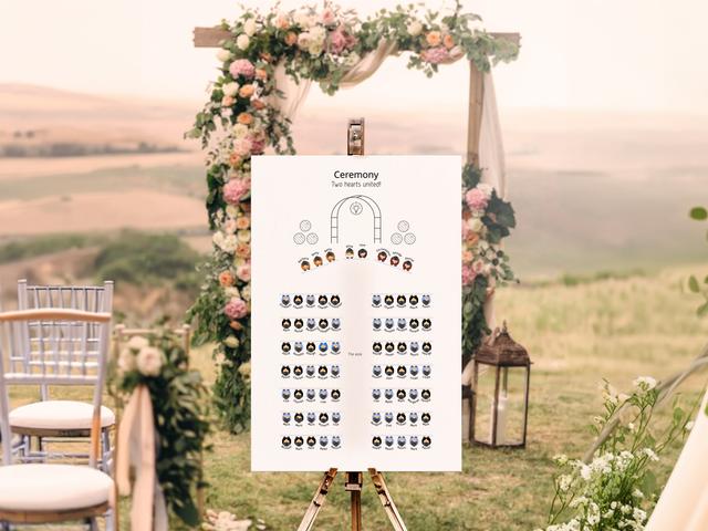Dodejte své venkovní svatbě eleganci pomocí tohoto krásně navrženého obřadního plánu sezení. Je umístěn na pozadí úžasného květinového oblouku a malebné krajiny, takže hosté snadno najdou svá místa a zároveň umocní romantickou atmosféru vašeho výjimečného dne.
