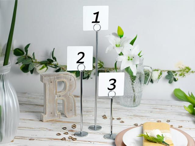 Verfraai je evenementdecor met deze moderne tafelnummerhouders, perfect voor bruiloften of formele bijeenkomsten. Met hun slanke ontwerp en verstelbare hoogte zijn ze zowel stijlvol als functioneel. Ze helpen gasten gemakkelijk hun plaats te vinden en voegen tegelijkertijd een vleugje elegantie toe aan je tafeldecoratie.