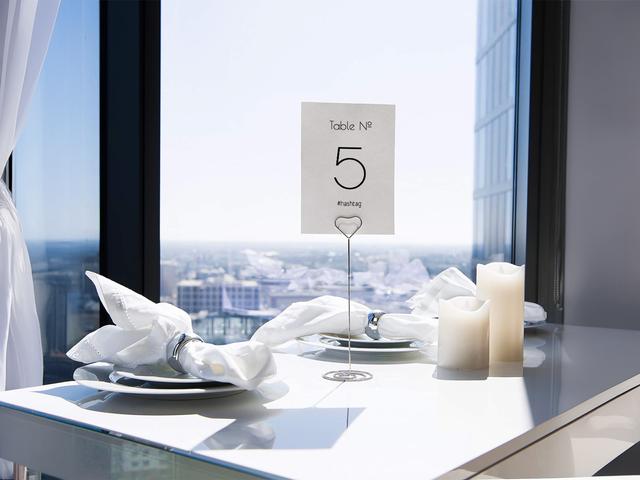 Create a modern and sophisticated ambiance with this sleek table number display, perfect for any upscale event. Its minimalist design paired with elegant table settings makes it ideal for weddings or formal gatherings, guiding guests effortlessly while complementing a stunning view.