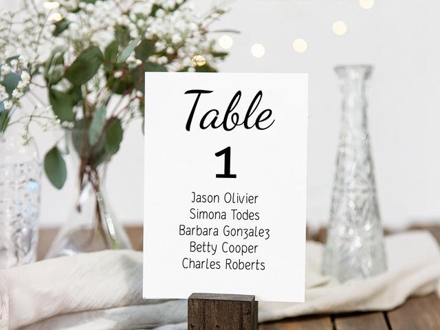 Créez une ambiance inoubliable avec ce présentoir de cartes de table chic. Parfait pour les mariages et les événements formels, le design minimaliste énumère élégamment les noms des invités, les aidant à trouver facilement leur place. Sur fond de fleurs délicates et de décorations étincelantes, cette carte de numéro de table ajoute une touche de sophistication à toute célébration.