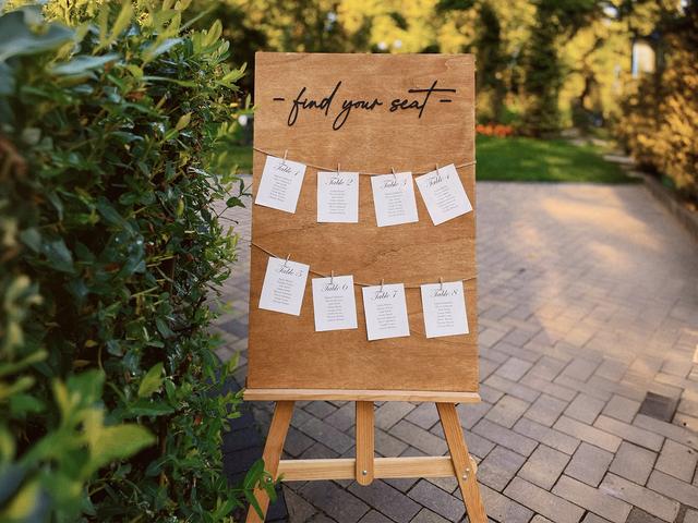 Guide your guests in style with this rustic seating chart display. Featuring a wooden board with elegant script and hanging cards, it’s the perfect blend of nature and sophistication. Ideal for outdoor weddings or events, this charming setup ensures your guests find their seats with ease while adding a beautiful decorative touch.