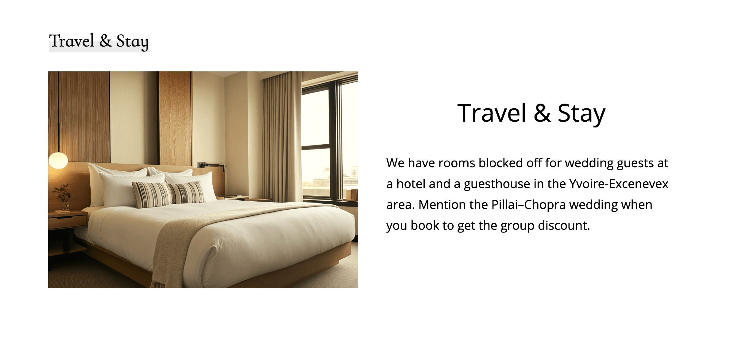 Ein Abschnitt der Hochzeitswebsite mit dem Titel "Anreise & Aufenthalt" enthält Angaben zur Unterbringung der Gäste, wobei Zimmer in einem Hotel und einer Pension in Yvoire-Excenevex reserviert sind. Das Bild eines Hotelzimmers auf der linken Seite zeigt ein großes Bett mit weißer Bettwäsche, gestreiften Kissen, einer beigen Decke und einem Kopfteil aus Holz. Das in neutralen Farben gehaltene Zimmer hat eine sanfte Beleuchtung, einen Nachttisch mit einer Vase und ein großes Fenster mit Vorhängen.