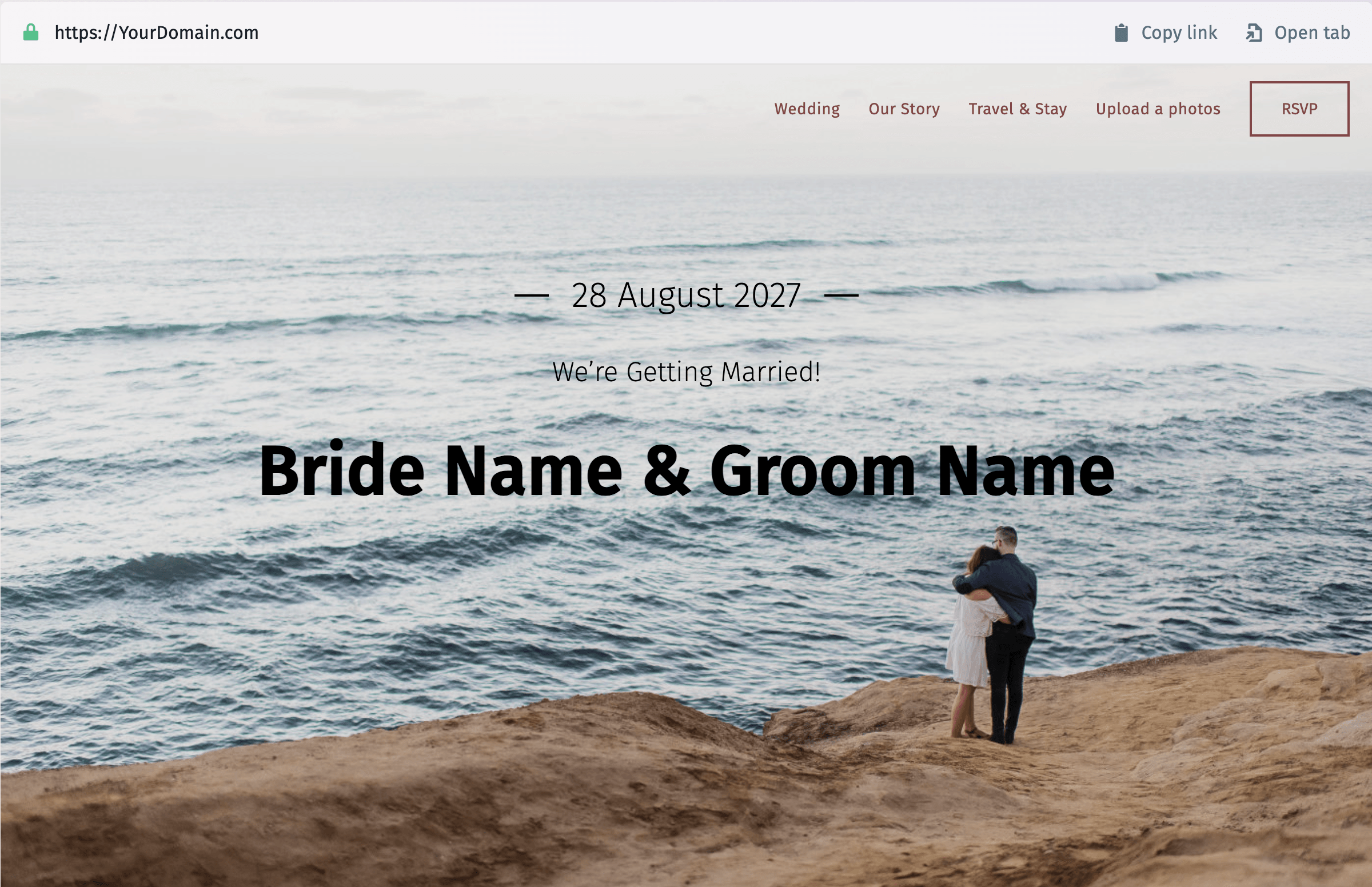 Screenshot van de homepage van een trouwwebsite met een bruidspaar op een klif bij de oceaan. De tekst luidt '28 augustus', 'We gaan trouwen' en 'Naam bruid en bruidegom'. Een menu bovenaan toont 'Bruiloft', 'Ons verhaal', 'Reizen & verblijf', 'Upload foto's' en 'RSVP'. De domeinnaam staat bovenaan, samen met de knoppen 'Kopieer link' en 'Open tab'.