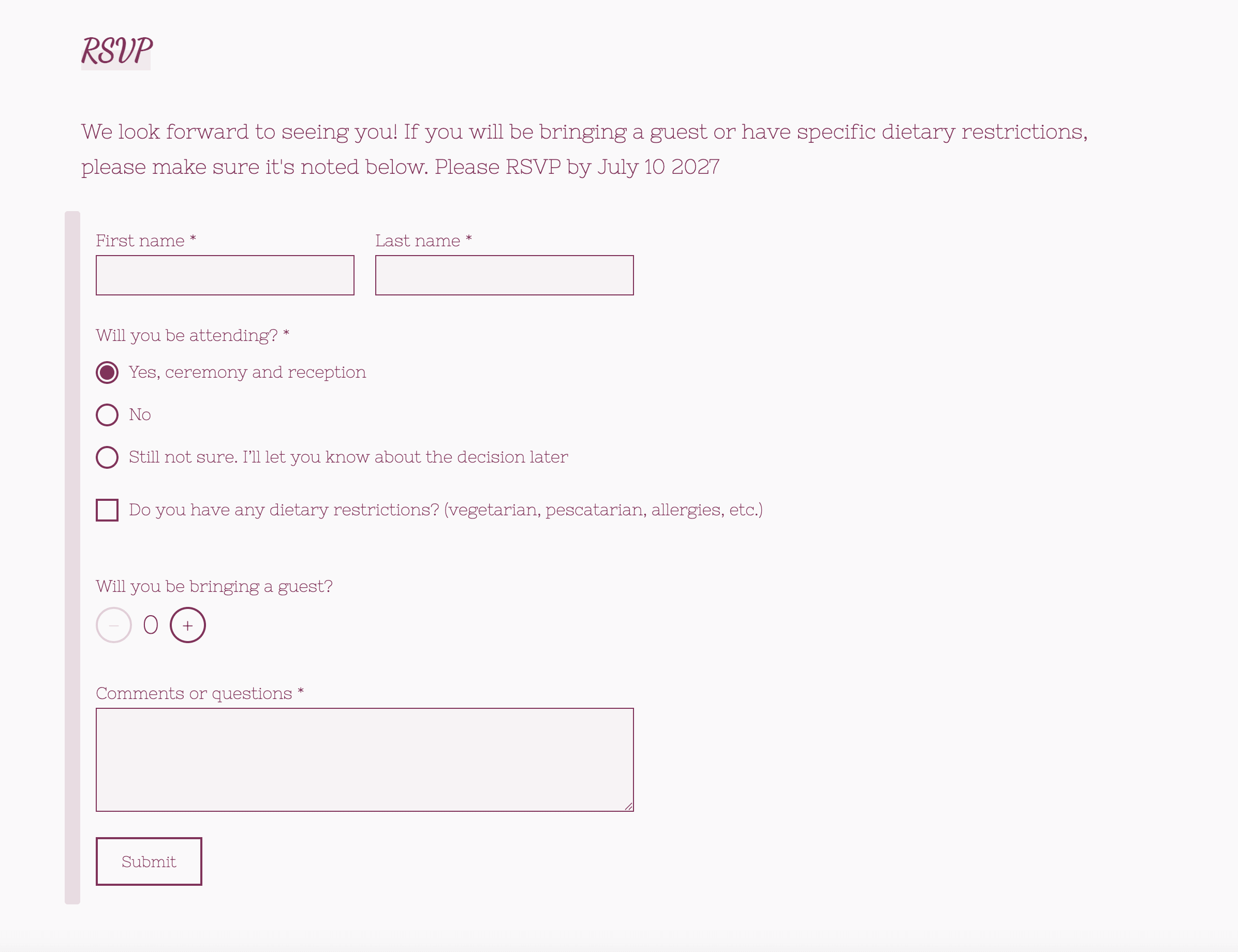 이름과 성을 입력하는 필드와 참석 옵션(예, 아니요 또는 확실하지 않음)이 있는 분홍색 테마의 RSVP 양식 스크린샷입니다. 식단 제한에 대한 확인란과 게스트 수 확인란이 있습니다. '제출' 버튼 위에 큰 '의견 또는 질문' 상자가 나타납니다. 상단의 메모에는 7월 10일까지 RSVP를 요청하는 메시지가 표시됩니다.