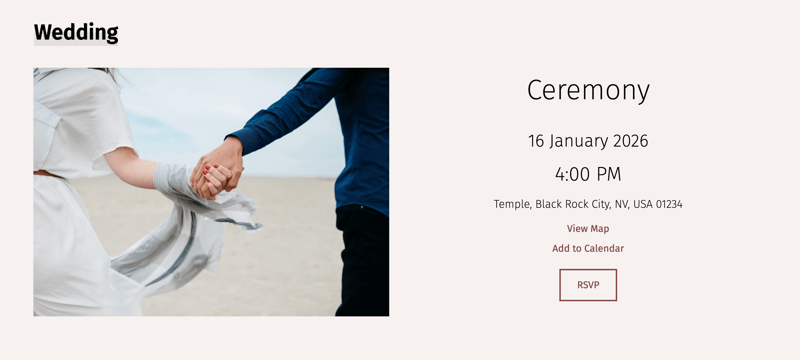Καθαρά συμπληρωμένος φάκελος RSVP τοποθετημένος δίπλα σε μια επίσημη πρόσκληση γάμου