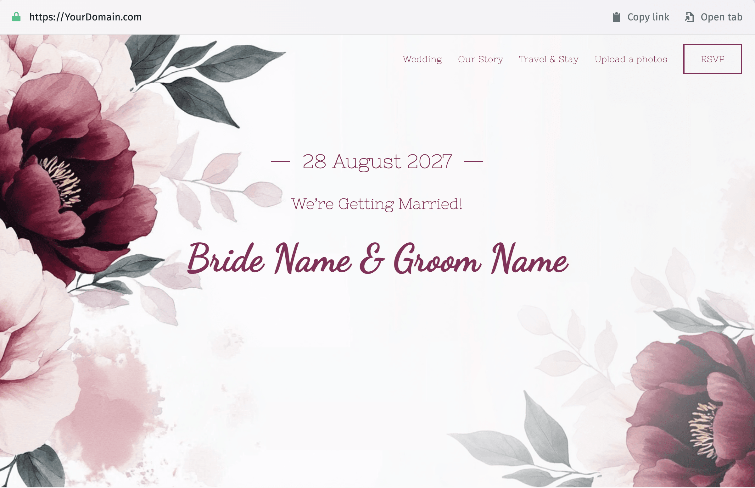Captura de pantalla de la página de inicio de una boda con gráficos florales en tonos burdeos y rubor. El texto central dice "28 de agosto", "Nos casamos" y "Nombre de la novia y nombre del novio". El menú superior incluye "Boda", "Nuestra historia", "Viaje y estancia", "Subir fotos" y "Confirmar asistencia". En la parte superior aparecen el nombre del dominio y los botones "Copiar enlace" y "Abrir pestaña".