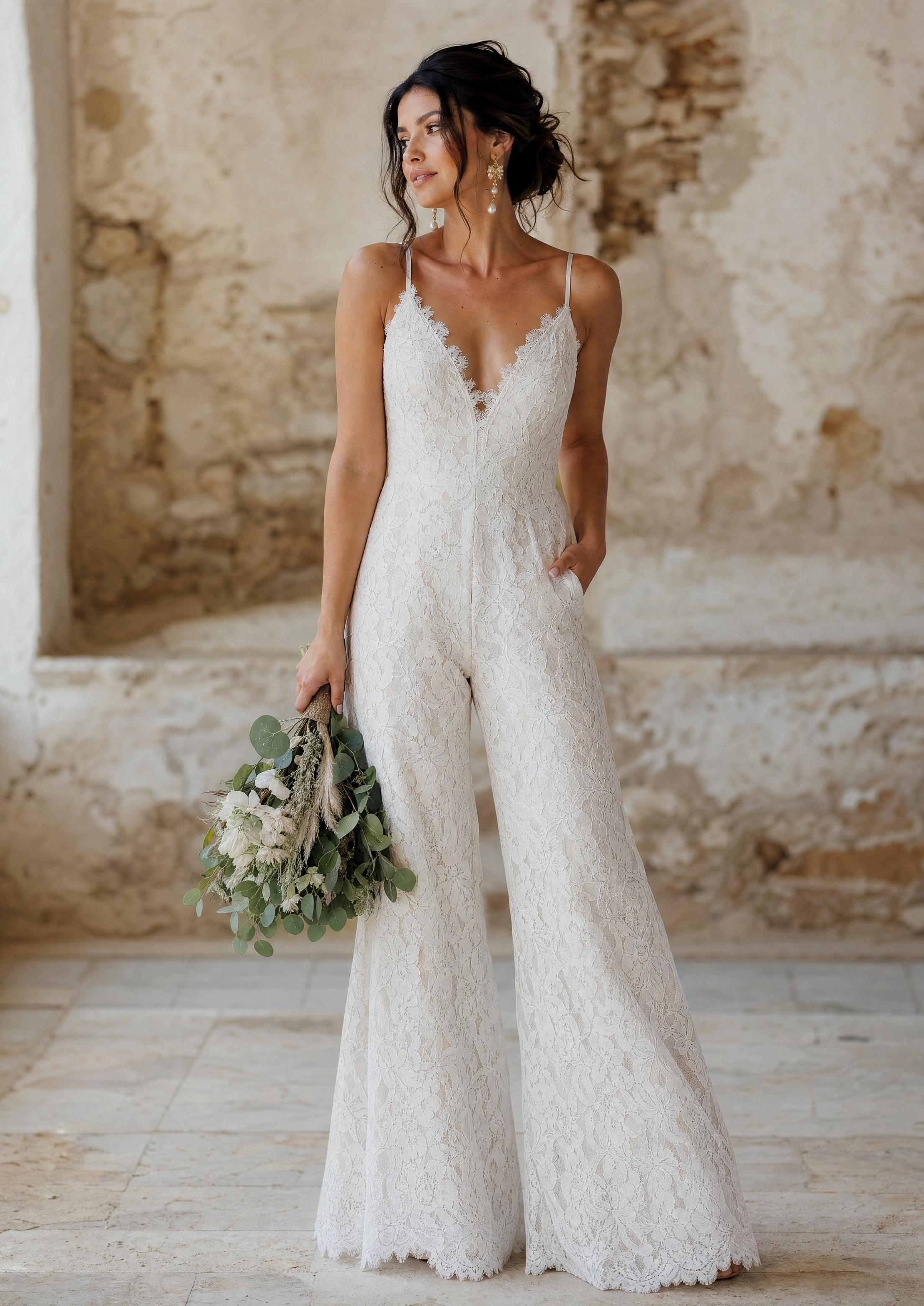 Mittetraditsiooniline pruut pitsist pruudikombinesoonis, klassikalise kleidi alternatiivina, pehmes loomulikus valguses