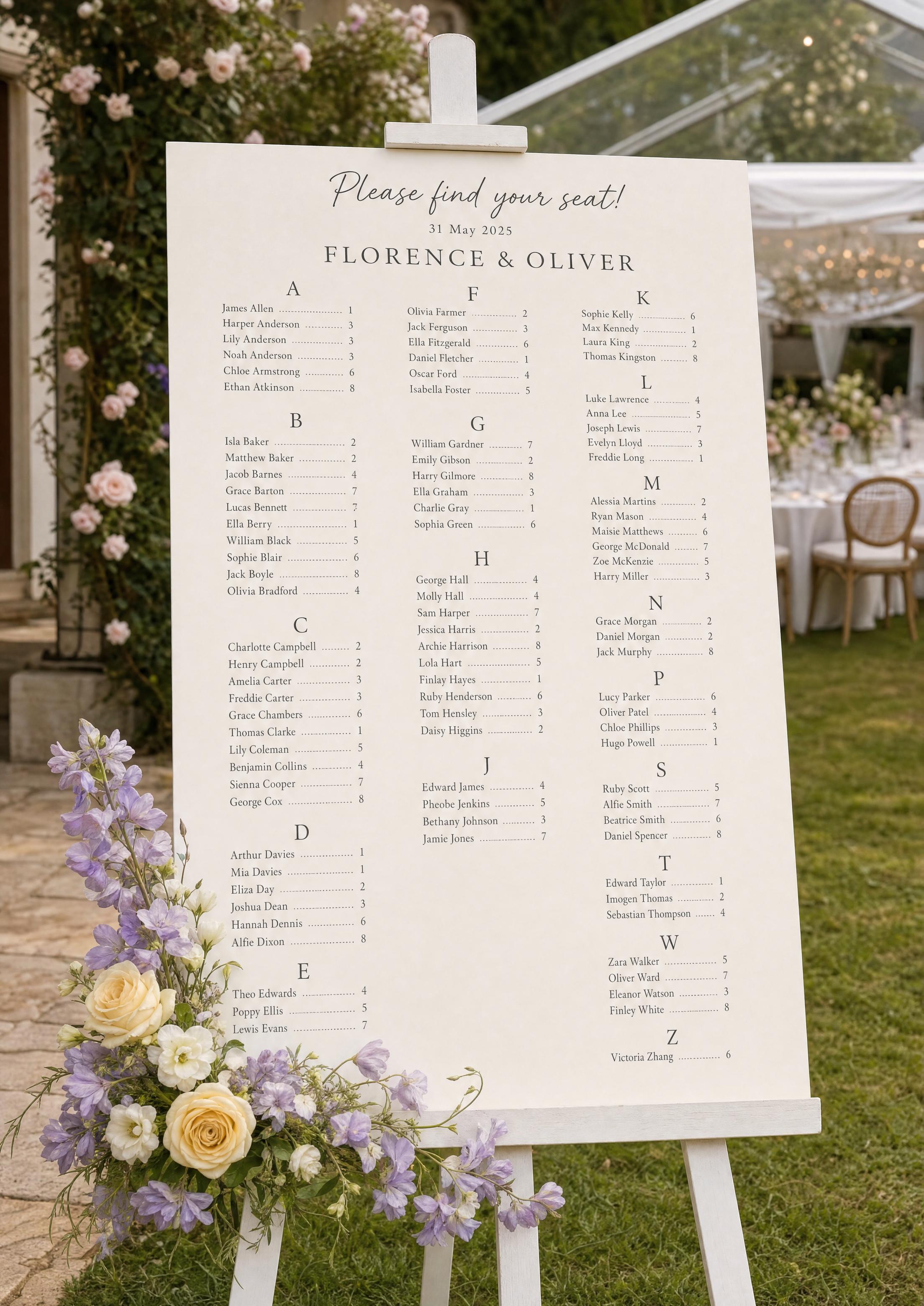 Cartell de seients de casament alfabètic en un cavallet blanc en una recepció en una carpa de jardí, convidats agrupats de la A a la Z amb flors suaus de lavanda i crema