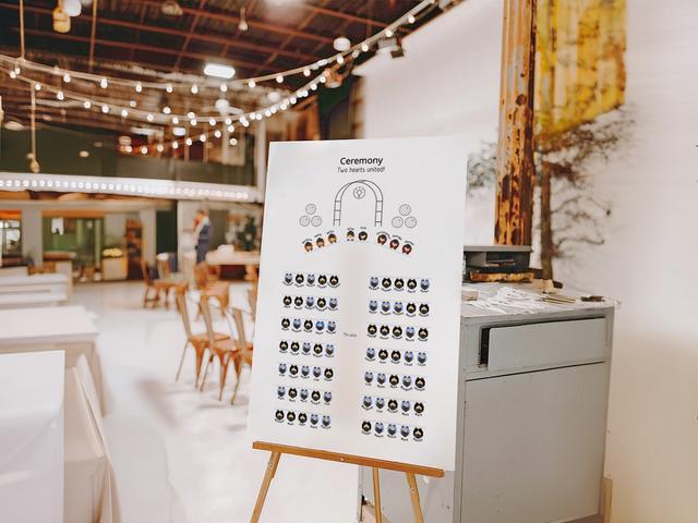 Asigurați-vă o experiență plăcută și elegantă pentru invitați cu această diagramă cu locuri pentru ceremonii, frumos proiectată. Perfectă pentru nunți, aceasta organizează elegant locurile, îmbunătățind în același timp decorul locației dvs. cu o notă modernă și funcțională, ghidând oaspeții fără efort către locurile lor.